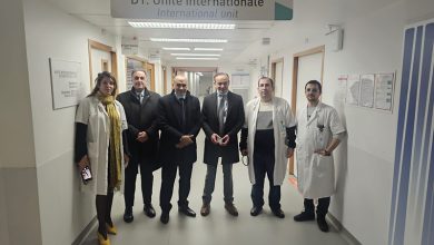 صورة سفيرنا لدى فرنسا يزور مستشفى غوستاف روسي للاطمئنان على المرضى الكويتيين