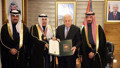 صورة الرئيس الفلسطيني يقلد سفير الكويت وسام نجمة القدس