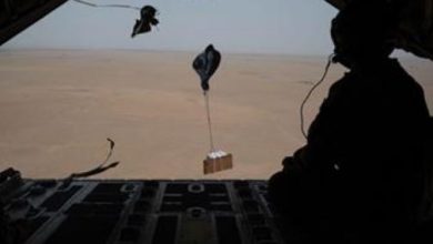 صورة الجيش الكويتي: إنزال جوي كويتي – أمريكي بطائرة نقل عسكرية