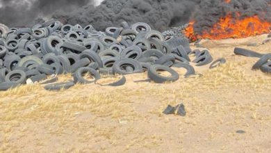 صورة الإطفاء: 4 فرق تتعامل مع حريق في مردم الإطارات بالسالمي