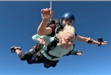 صورة لن تصدق عمرها.. فيديو مذهل لمعمرة تقفز من ارتفاع 4100 متر بأمريكا