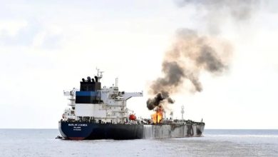 صورة سفينة شحن مسجلة في بريطانيا تتعرض لهجوم في مضيق باب المندب